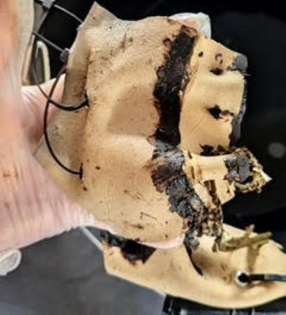 BBT+BW: Fails. It is suspected a fault in the processing of the adhesives, leather piercing or strings.