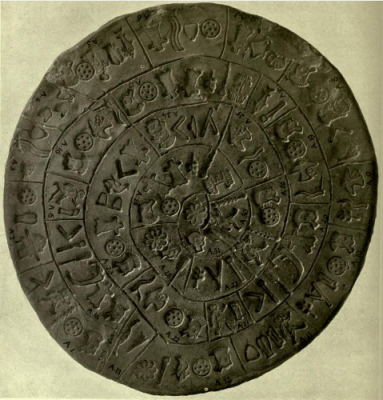 Die A-Seite des Diskos von Phaistos. Quelle : Arthur Evans : The Phaistos Disk in its Minoan Relations. In : The Palace of Minos at Knossos, Bd. 1, London 1921, S. 650, Fig. 482. In Public Domain.