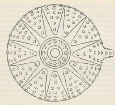 Holzschale von Heerstedt. Quelle : Ulrich Fischer : Zu der bronzezeitlichen Holzschale von Heerstedt im Kreis Wesermünde. In : Jahrbuch des Römisch-Germanischen Zentralmuseums Mainz, Bd. 1, Mainz 1954, S. 25, Abb. 5. Open Access. Lizenz : CC BY SA 4.0.