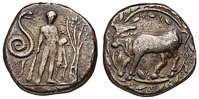 Herakles mit seinen Attributen, der Keule und dem Löwenfell. Links davon die Schlange Ladon, rechts davon ein Apfelbaum. Avers also Herakles, Revers der von ihm bezwungene kretische Stier, von einem Brautkranz umgeben. Da das Bild des Herakles auf Kreta einzig in Phaistos geprägt wurde, ist davon auszugehen, dass Herakles dort einstmals seinen Sitz hatte, bis Peleus diesen übernahm. Griechischer Stater der Münzstätte Phaistos. Datierung : ca. 330 - 322 v. Chr. Nachweis : Münzkabinett, Staatliche Museen zu Berlin, Ident.-Nr. 18218473. Foto : SMB, Reinhard Saczewski. Lizenz : CC BY-NC-SA 4.0.