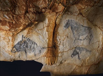 Wildpferde unter dem Meeresspiegel. Wandmalerei  in der Henri Cosquer Höhle bei Marseille. Foto : Kleber Rossilon &amp; Région Provence-Alpes-Côte-d'Azur / Sources 3D MC 2021, Wikimedia 2022. Lizenz : CC-BY-SA-4.0.