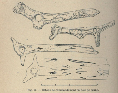 Speerschleudern mit geschlossenen Ringen. Quelle : Joseph Déchelette : Manuel d'Archéologie Préhistoire, Tome I, Paris 1908, S. 160, Fig. 62 : Bátons de commandement en bois de renne. In public domain.