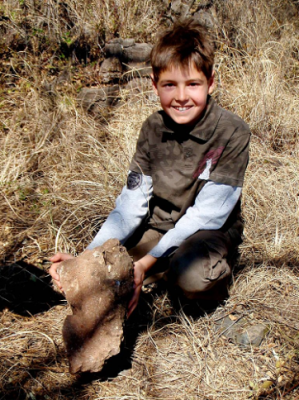 Matthew Berger, der damals 9 Jährige Sohn von Lee Berger, entdeckte 2008 in der Malapa-Höhle ein Schlüsselbein des als Homo naledi bezeichneten Frühmenschen. Foto : Wikimedia 2010, Lizenz : CC BY-SA 3.0