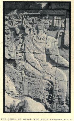 Königin von Meroe, Erbauerin von Pyramide Nr. 11, matrilineare Erbfolge des Königtums. Quelle : Ernest Wallis Budge, Sudan, Vol. 1, London 1907, S. 396. In public domain, Gemeinfrei.