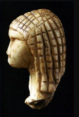 La Dame de Brassempouy. Diese Statuette aus Elfenbein zeigt beispielhaft, dass die Wertschätzung der Frauen in den Gesellschaften des Gravettien, Solutréen und Magdalénien sehr hoch gewesen sein muss, denn sonst würde der künstlerische Ausdruck ihrer Darstellungen weniger ansprechend ausgefallen sein. Fundort : Grotte du Pape, Brassempouy, Landes. Datierung : Gravettien, ca. 21.000 v. Chr. Sammlung Édouard Piette, Musée d'Archéologie Nationale et Nationale Domaine, Saint-Germain-en-Laye, Paris. Foto : Elapied, Wikimedia 2012, In public domain, Gemeinfrei.