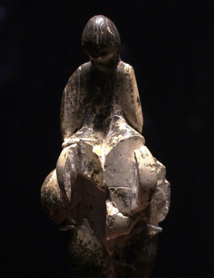 Venus von Lespugue, Pyrenäen. Idol einer Göttin, Figur aus Elfenbein, ca. 15 cm, Gravettien, ca. 24.000 - 22.000 v. Chr. Standort : Musée de l'Homme, Paris. Foto : Vassil, Eigenes Werk, Wikimedia 2018, Lizenz : CC0 1.0 Universal, In public domain, Gemeinfrei.