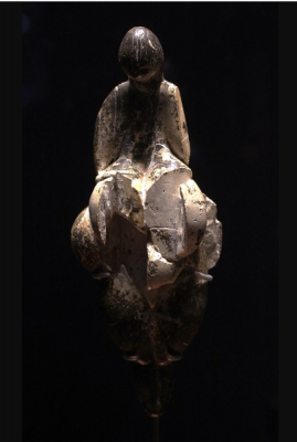 Die Venus von Lespugue, Grotte des Rideaux, Département Haute-Garonne. Idol der Großen Gottesmutter, Figur aus Elfenbein, Gravettien, ca. 24.000-22.000 v. Chr. Standort : Musée de l'Homme, Paris. Foto : Vassil, Wikimedia 2018, Lizenz : CC0 1.0 Universal, In public domain, Gemeinfrei.